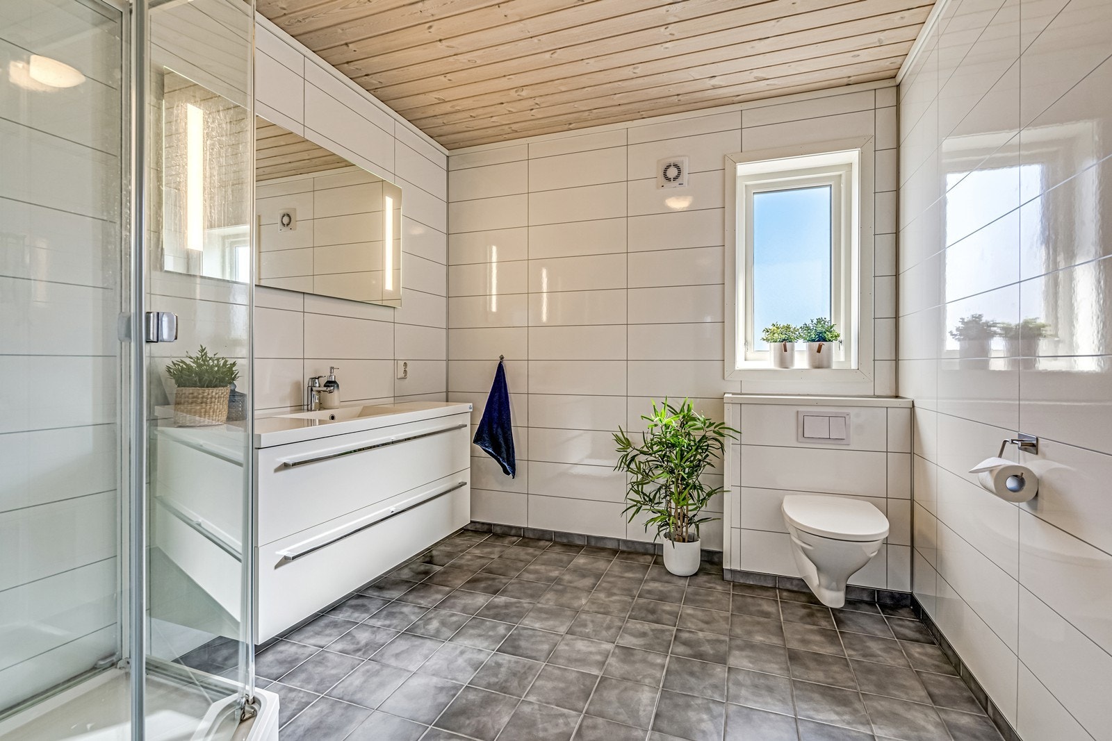 Bad med fliser og varmekabler på gulv. Plass til å ha både stellebord og kommode på badet. Galleribilde