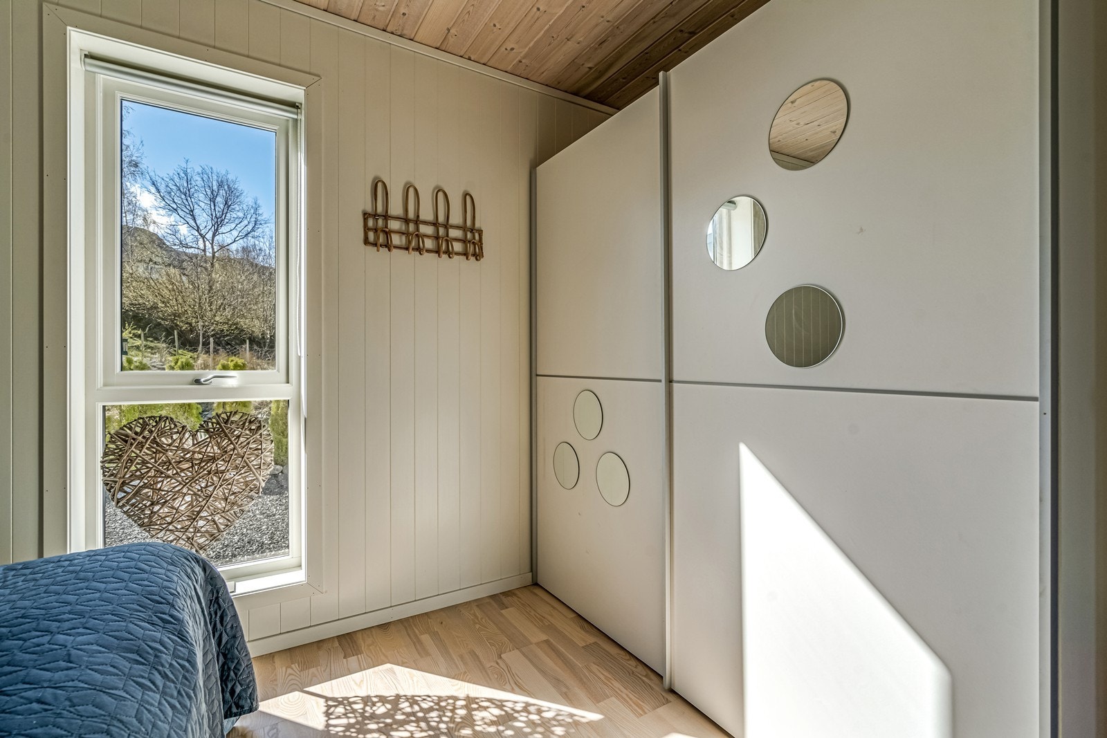 Soverom med laminat, rullegardin i vindu, skyvedørsgarderobe og seng. Galleribilde