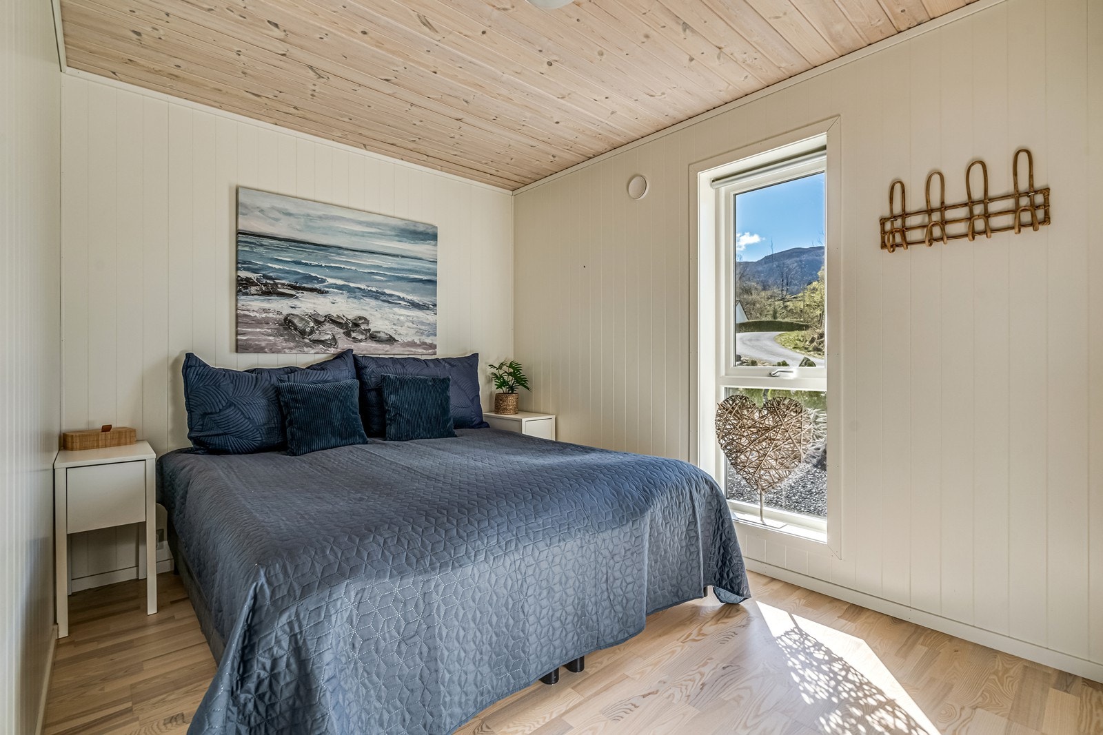 Soverom med laminat, rullegardin i vindu, skyvedørsgarderobe og seng. Galleribilde