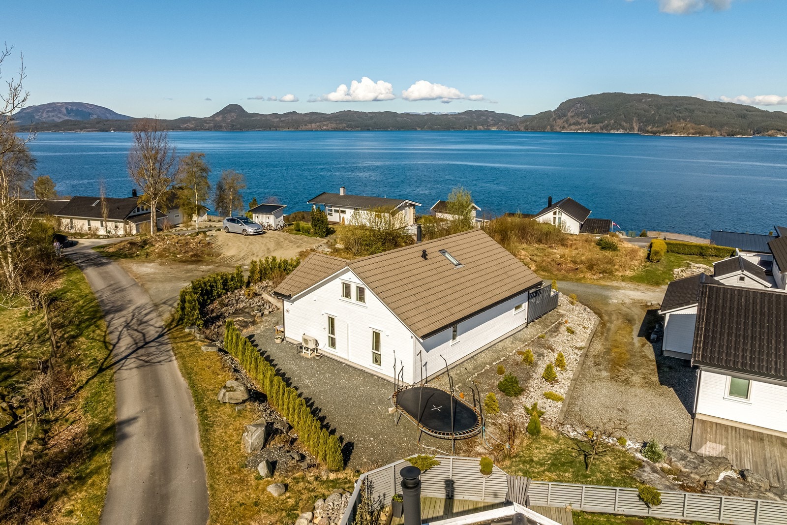 Fra hytta har man flott utsikt til Sunnhordlandbassenget og bl.a. Borgundøy, Fjellberg, Halsnøy og Kvinnherad. Galleribilde