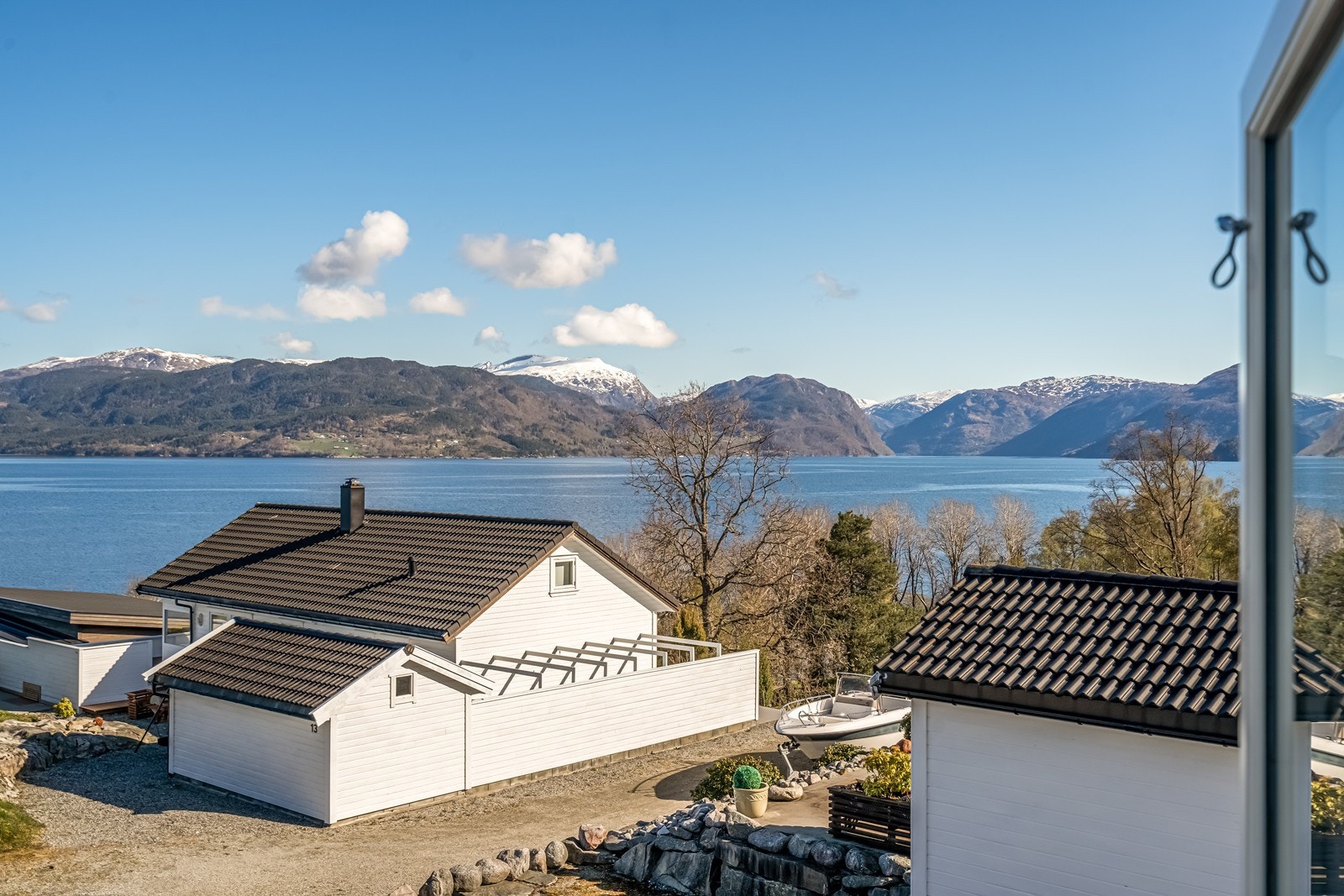 Fra hytta har man flott utsikt til Sunnhordlandbassenget og bl.a. Borgundøy, Fjellberg, Halsnøy og Kvinnherad. Galleribilde