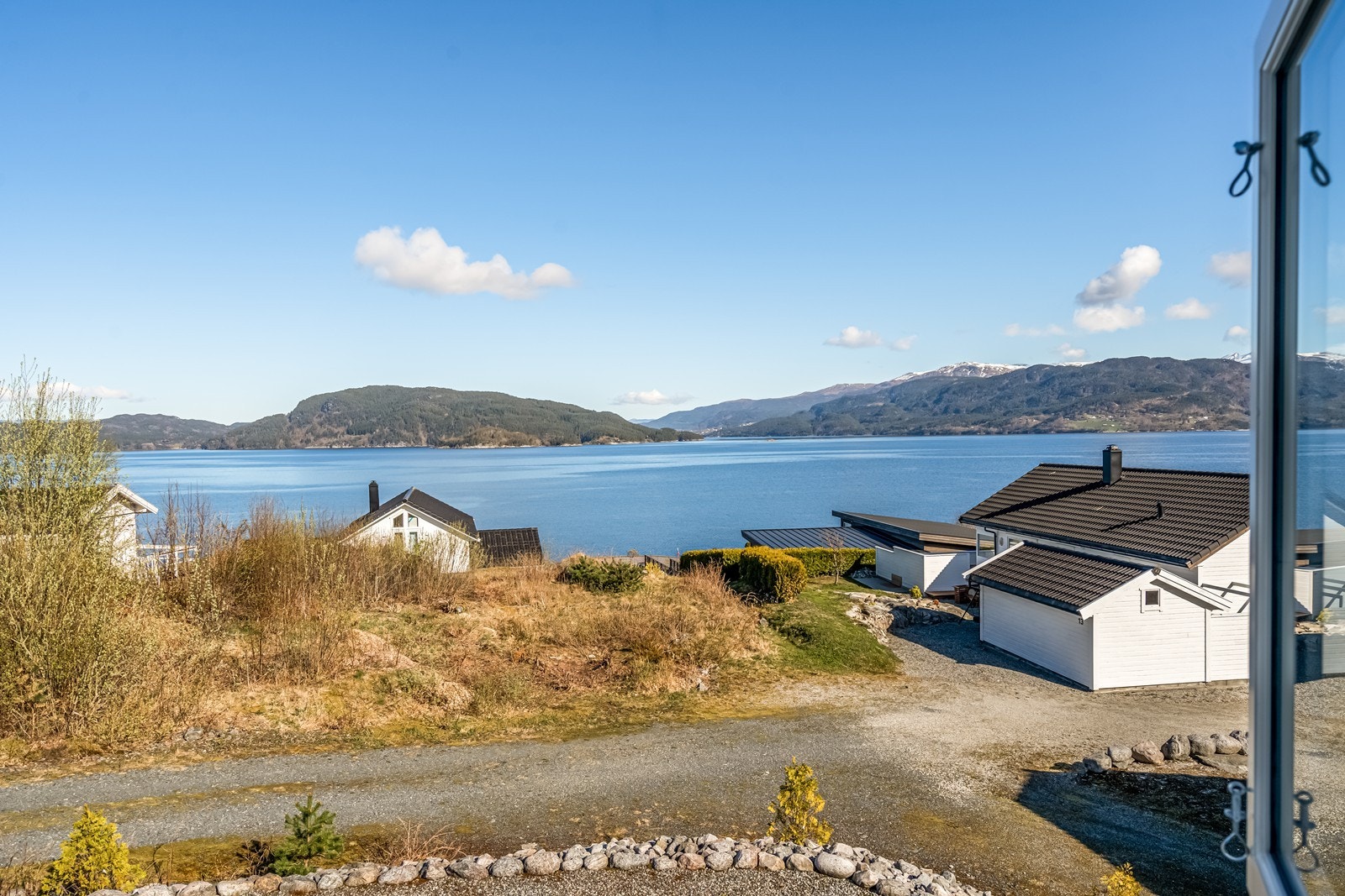 Fra hytta har man flott utsikt til Sunnhordlandbassenget. Galleribilde