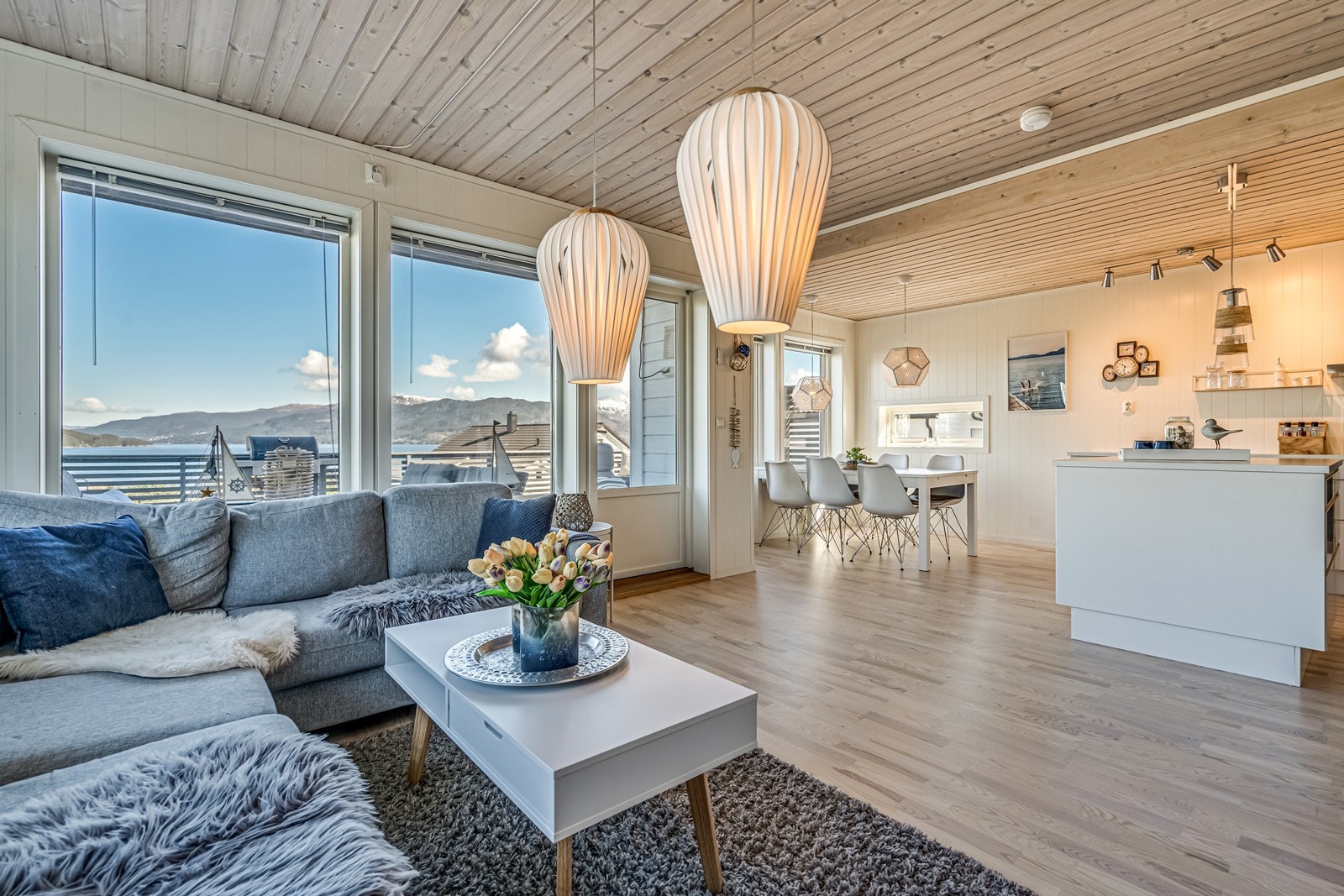 Glassdør fra gangen og inn til lekker stue/kjøkken med åpen løsning og utg. deilig terrasse Galleribilde