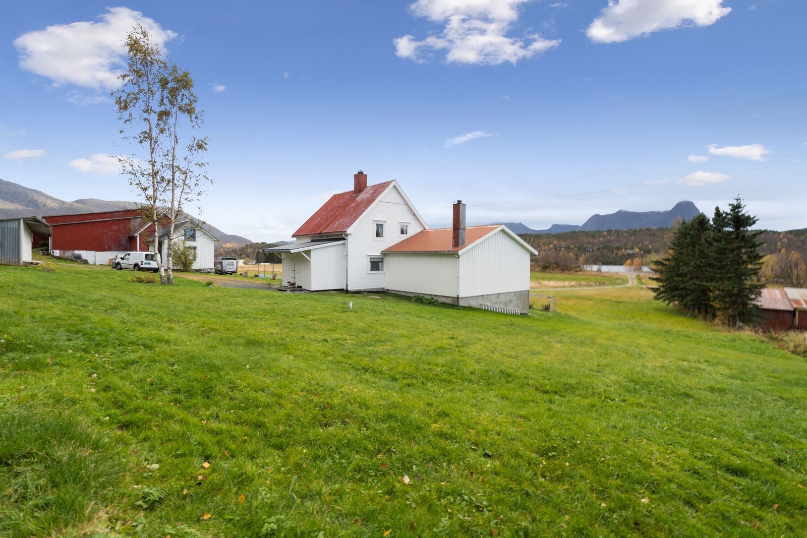 Eiendommen er omgitt av en stor gressflate Galleribilde