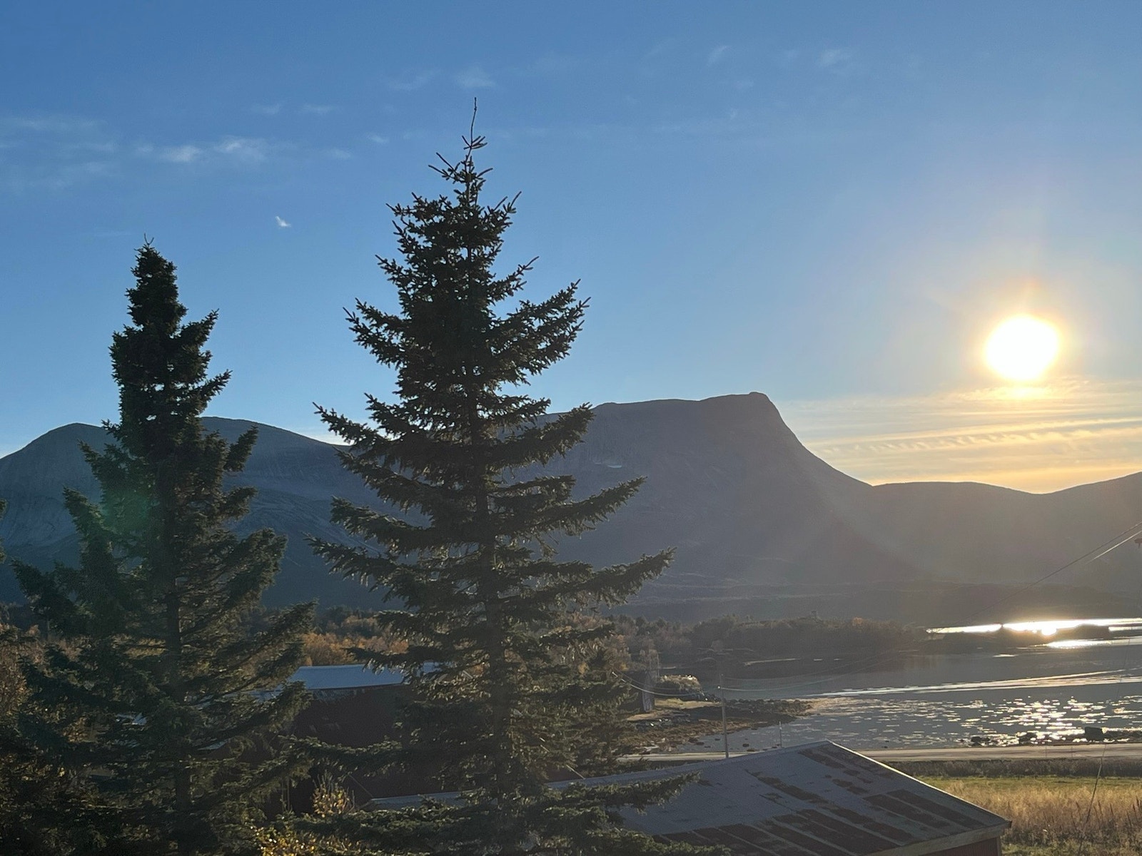 Flott utsikt mot fjord og fjell Galleribilde