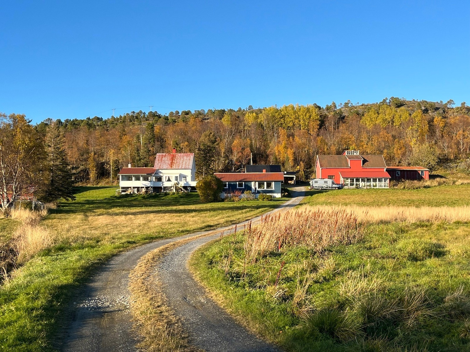 Adkomst via privat vei fra fylkesvei Galleribilde