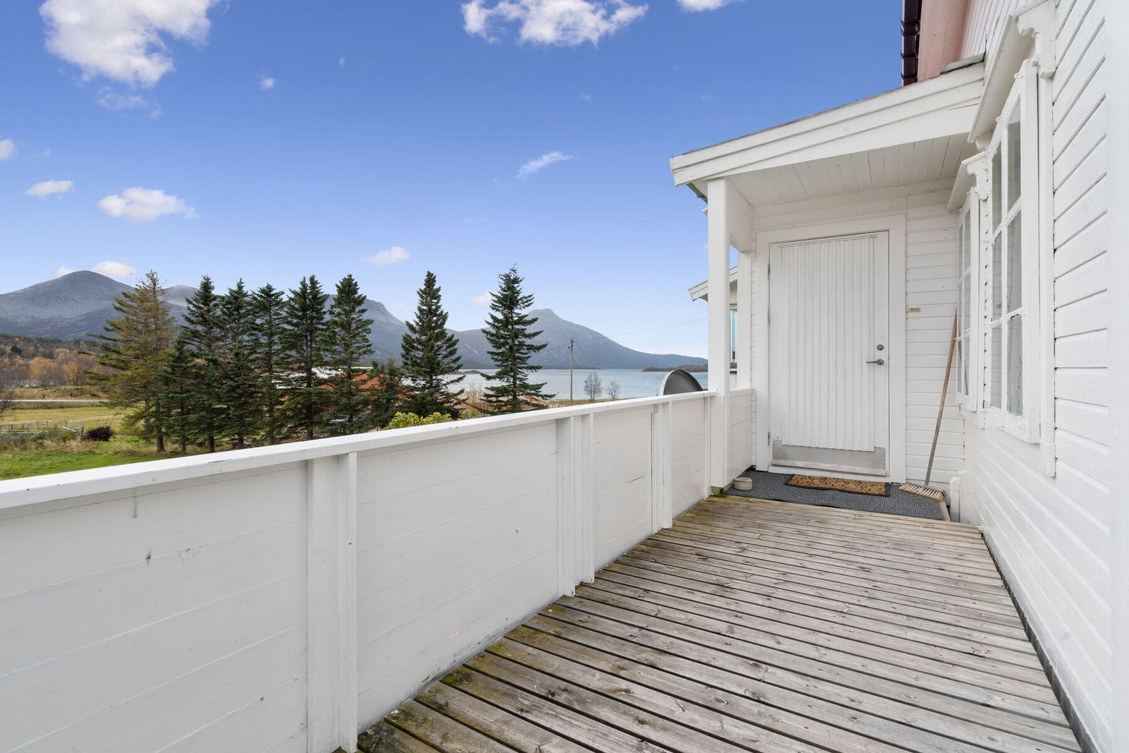 Adkomst til entrè via veranda Galleribilde