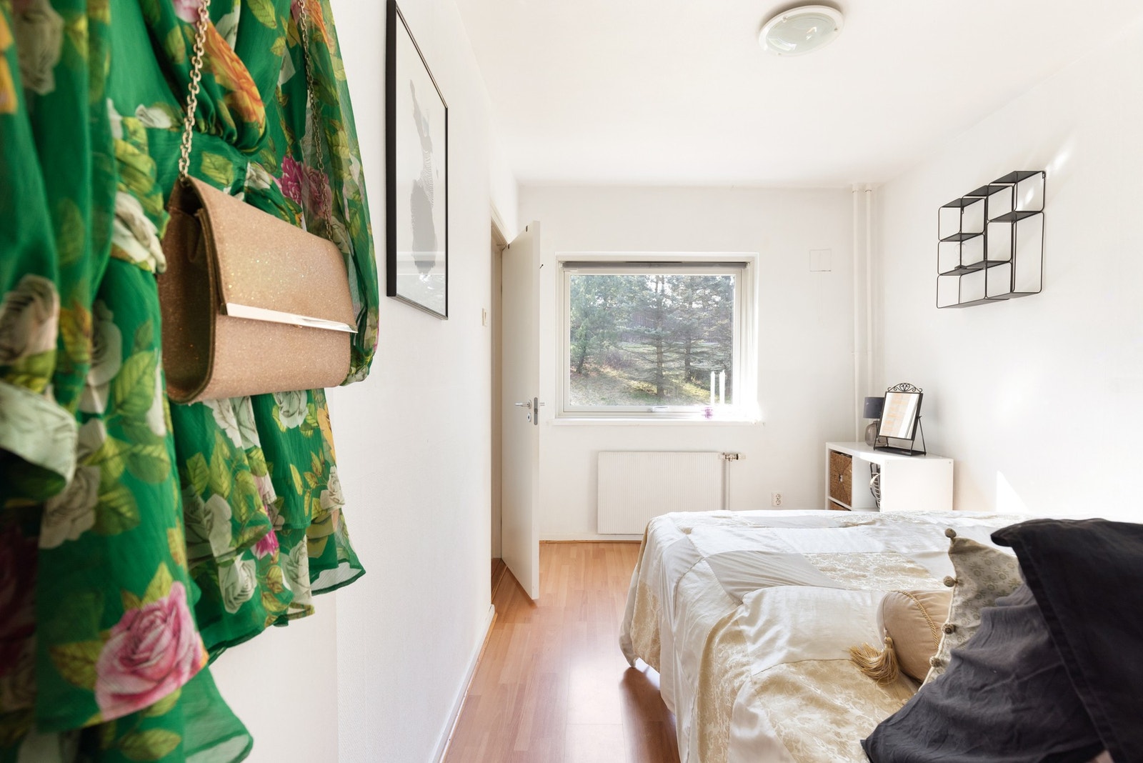 Leiligheten har et lyst og luftig soverom med plass til stor dobbeltseng og nattbord. Galleribilde