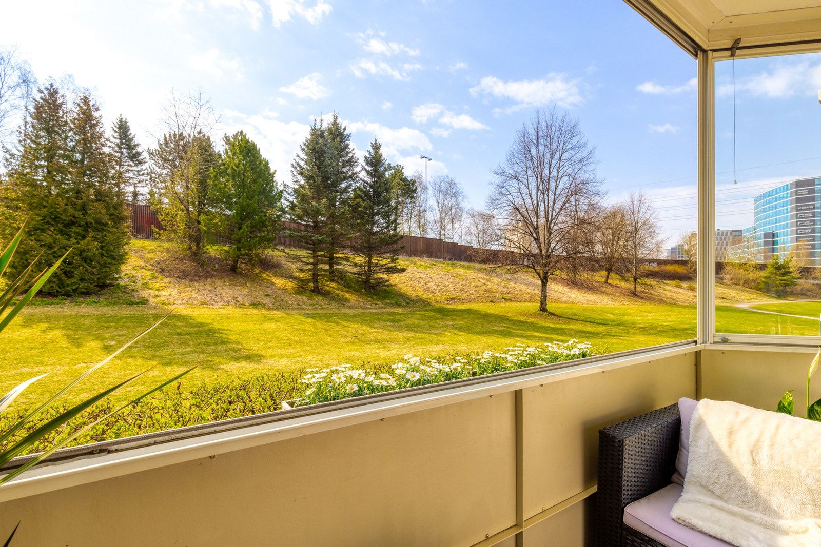 Balkong er innglasset - noe som gjør at den kan tas i bruk fra tidlig vår til sen høst. Galleribilde