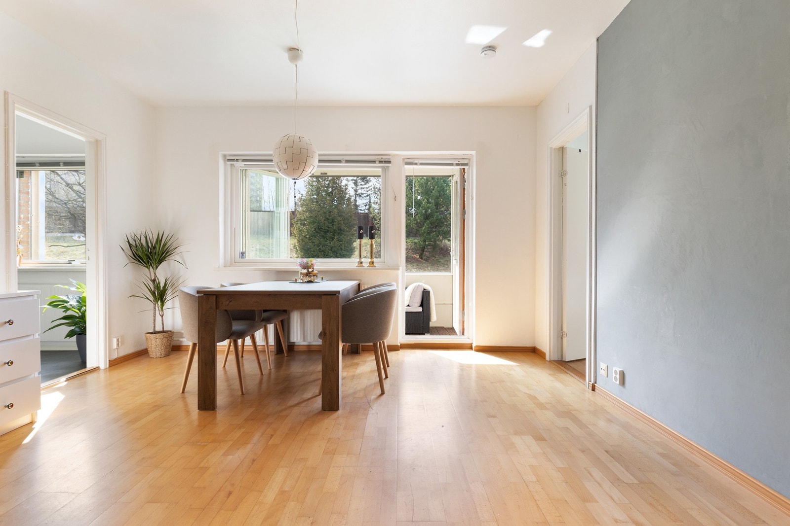 Stuen får godt med lys fra store vindusflater. Galleribilde