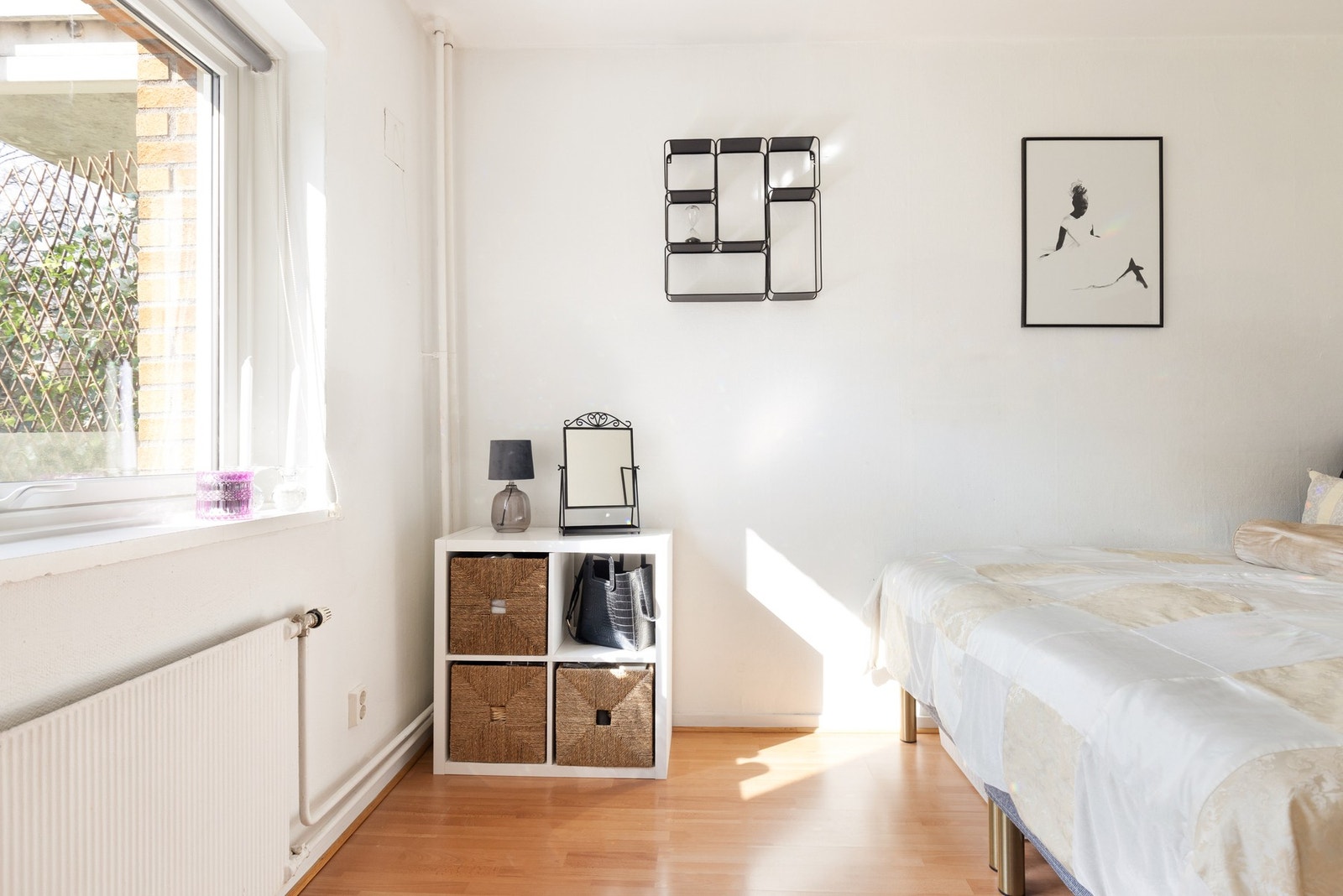 Stort vindu på soverommet. Galleribilde