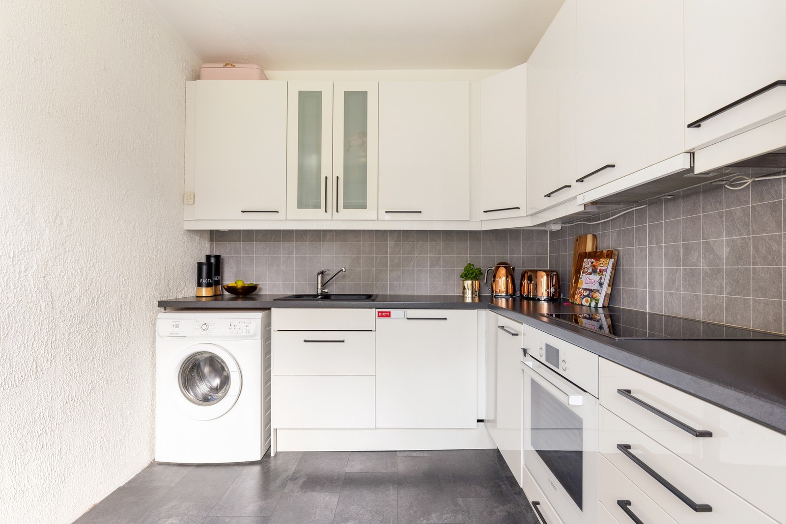 Kjøkkeninnredningen er fra Epoq og består av lys innredning med slette høyglansfronter, samt benkeplate av laminat med vaskekum. Galleribilde