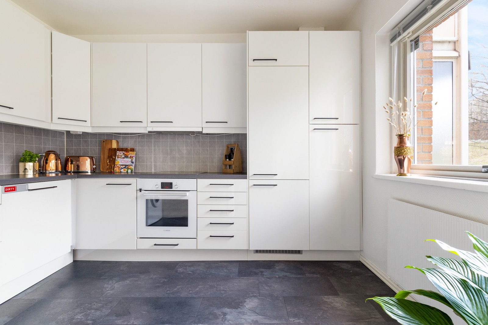 Fint, separat kjøkken med rikelig med både skap- og benkeplass. Galleribilde