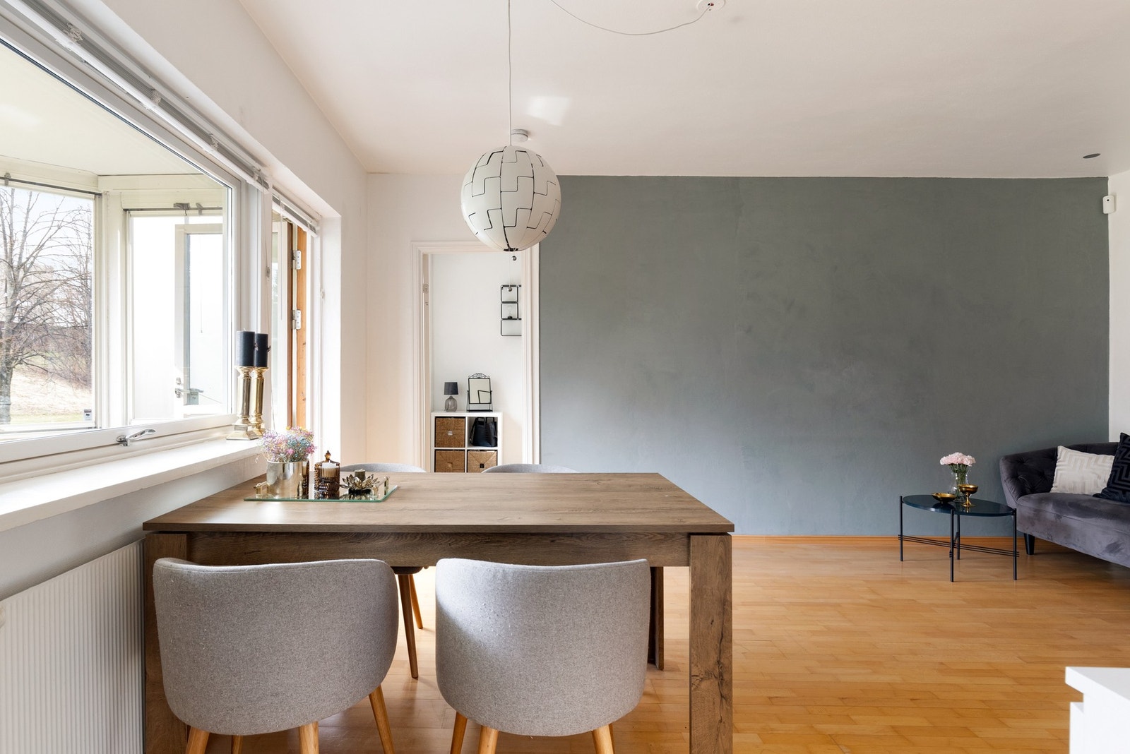 Det er plass til et spisebord hvor du kan samles med familie og venner. Galleribilde