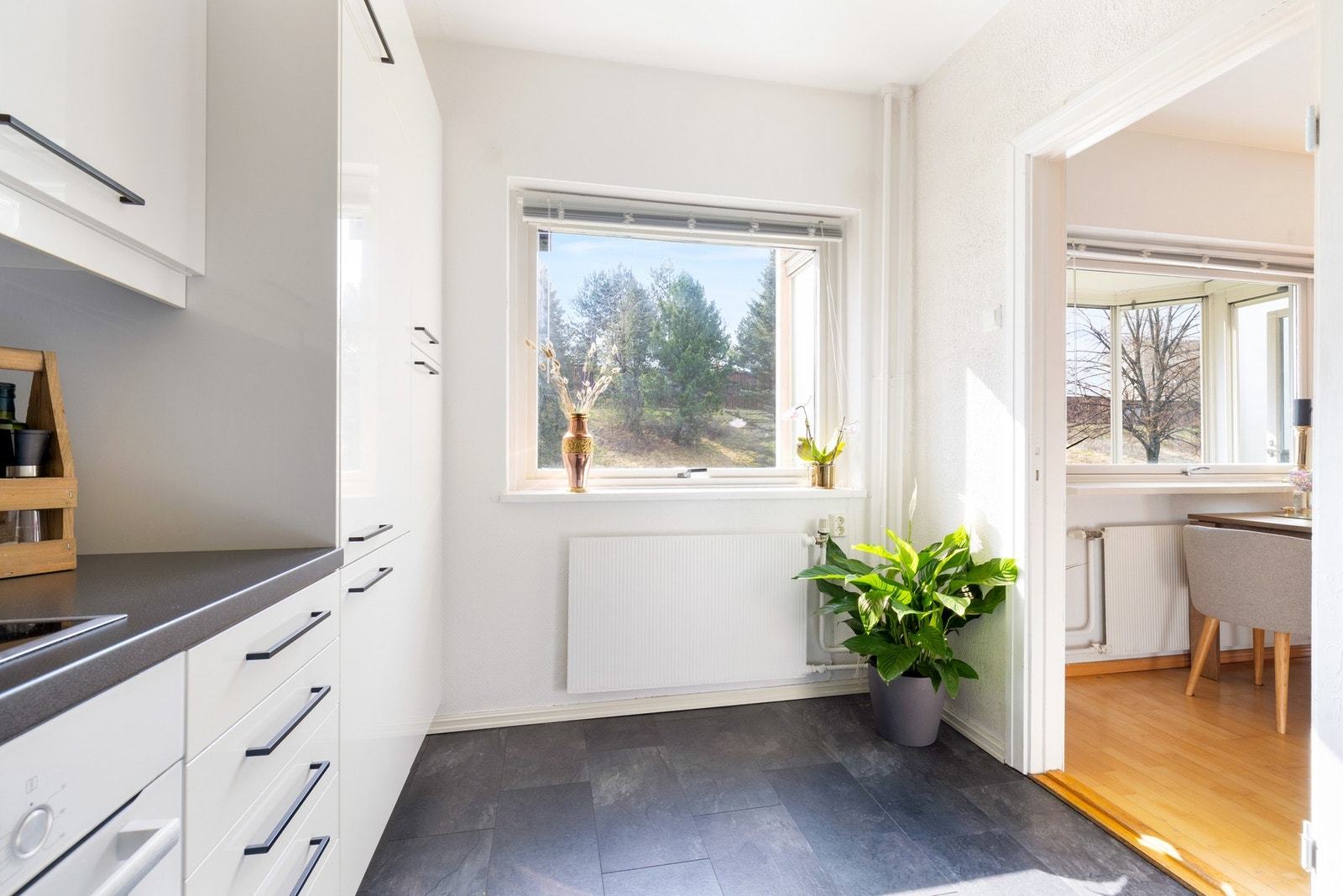 Kjøkkenet ligger fint adskilt fra stuen. Galleribilde