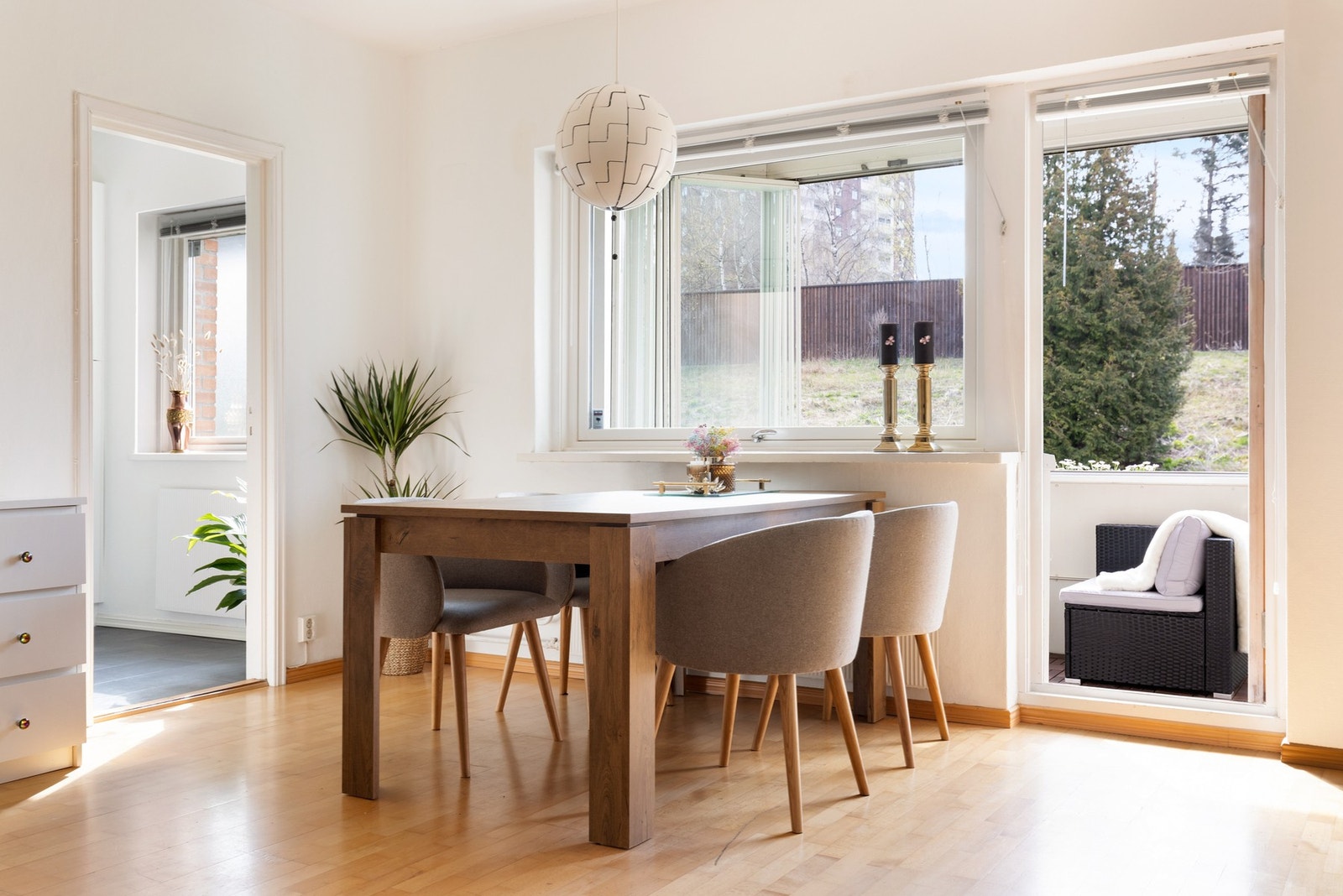 Leiligheten har en lys og innbydende stue. Galleribilde