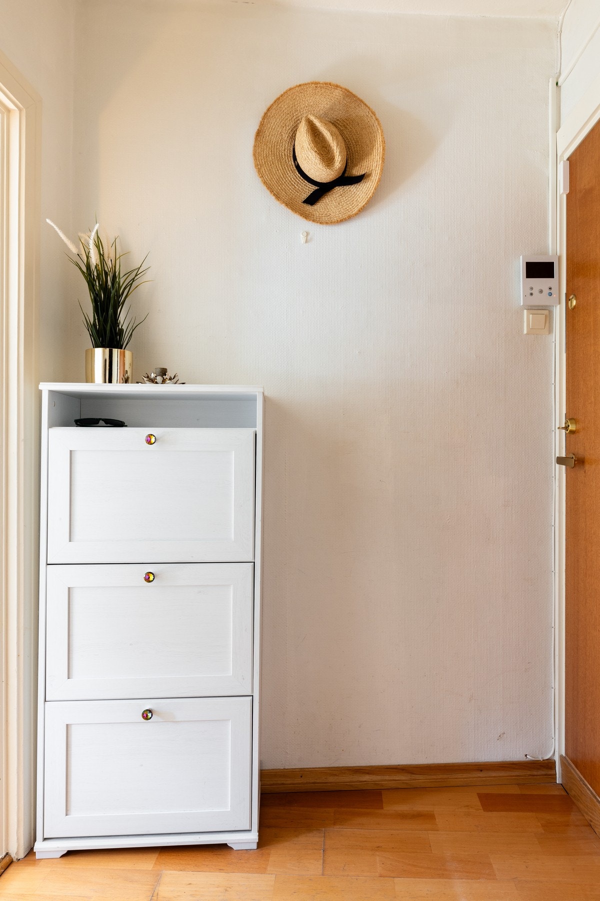 Her blir du møtt av en lys entré som gir et godt førsteinntrykk av leiligheten. Her har du plass til oppbevaring av sko og jakker. Galleribilde