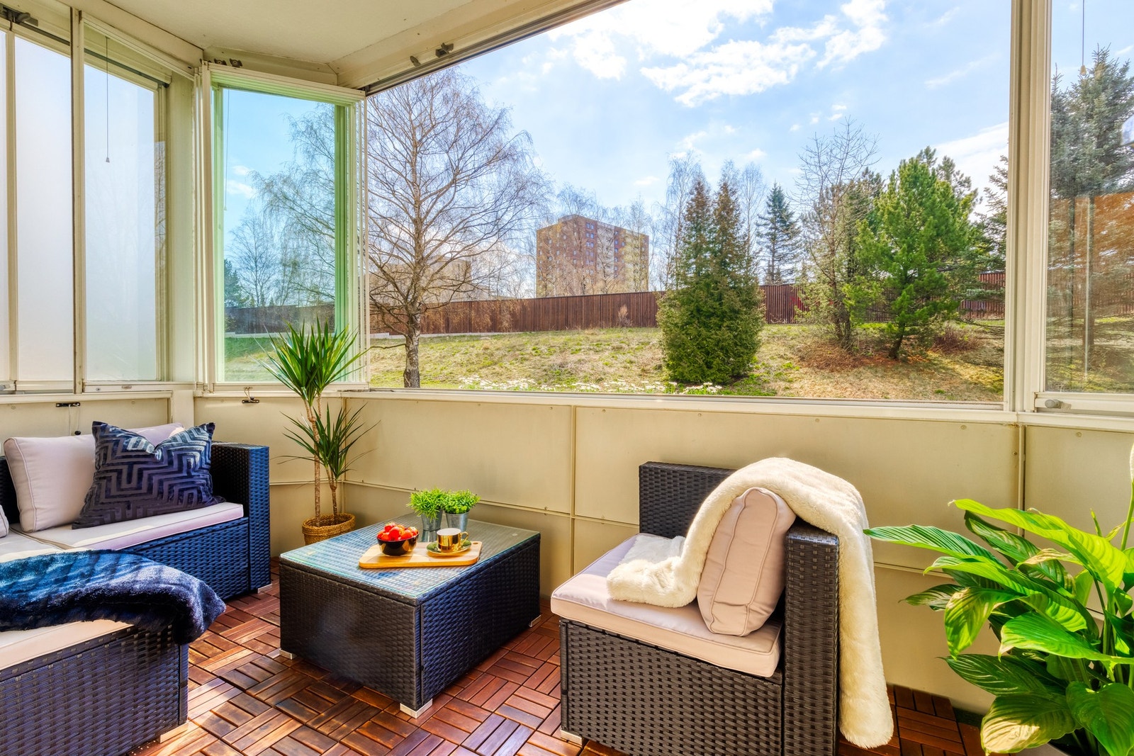 Sydvendt balkong med plass til sittegruppe, samt grill om ønskelig. Galleribilde