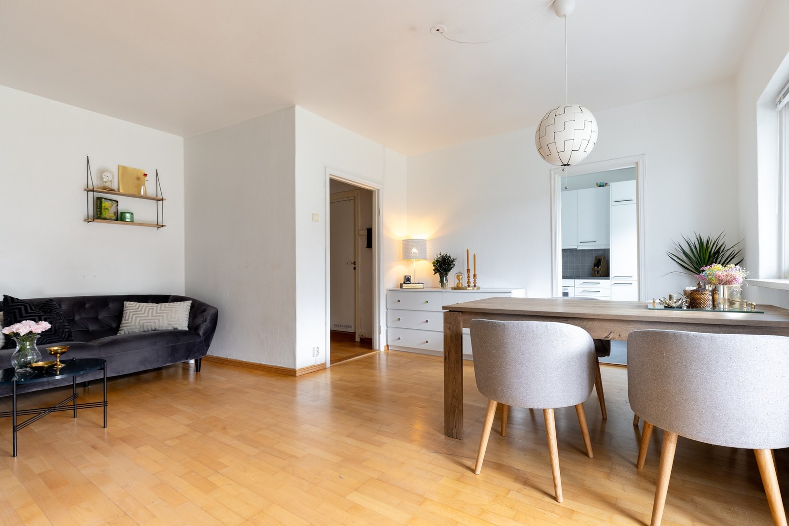 Her har du i tillegg god plass til en sofagruppe med tilhørende møblement. Galleribilde