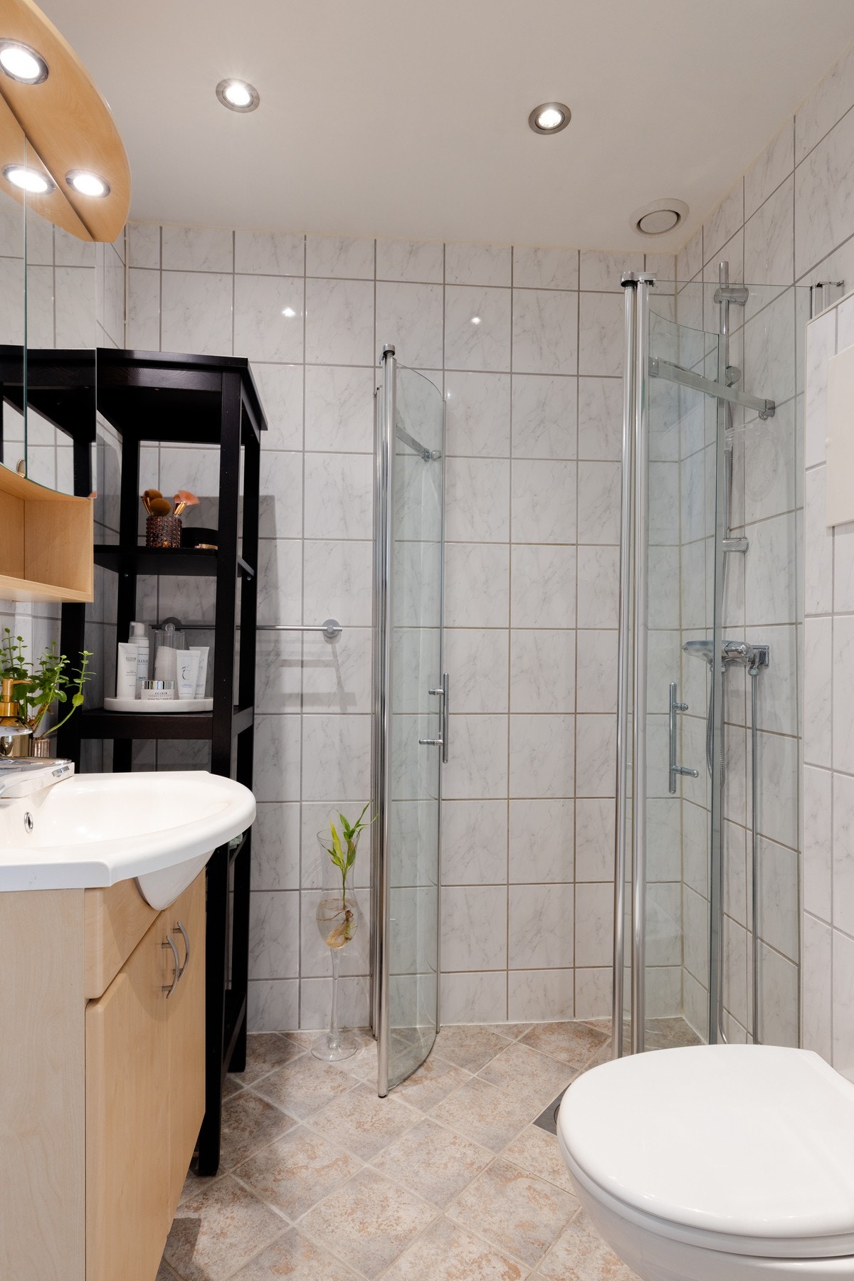 Flislagt baderom med gulvvarme. Badet ble pusset opp i regi av borettslaget i 2004. Galleribilde