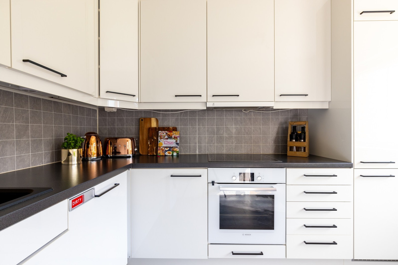 Kjøkkenet er utstyrt med integrert ovn, kjøl/ frys og oppvaskmaskin, samt nedfelt induksjon koketopp. Galleribilde