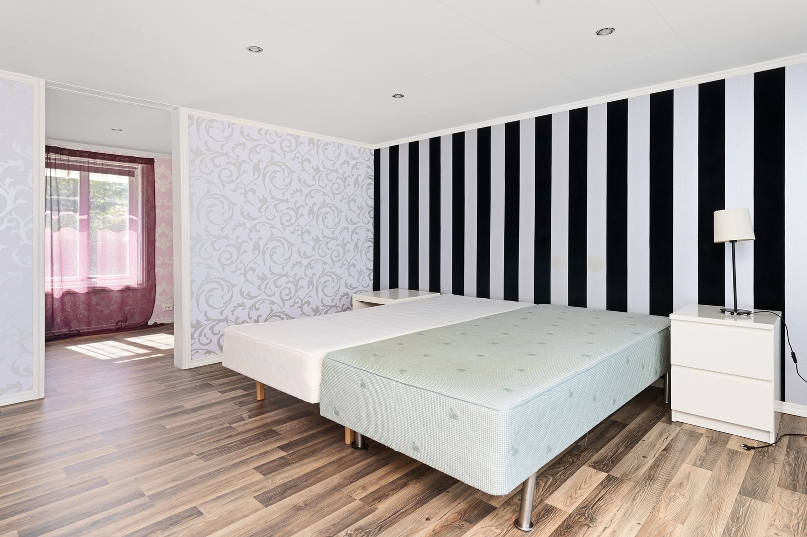 Stort soverom i 2. etasje åpent mot garderobe/bod Galleribilde