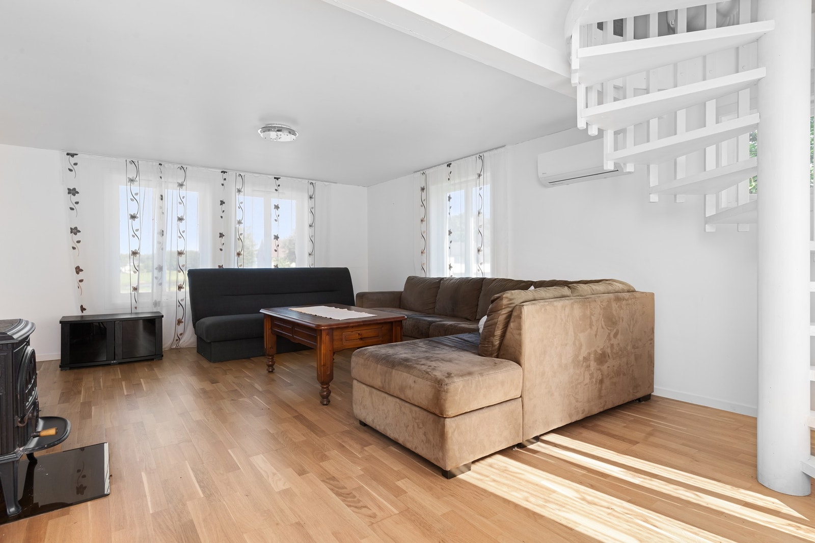 Det er to stuer i 1. etasje Galleribilde