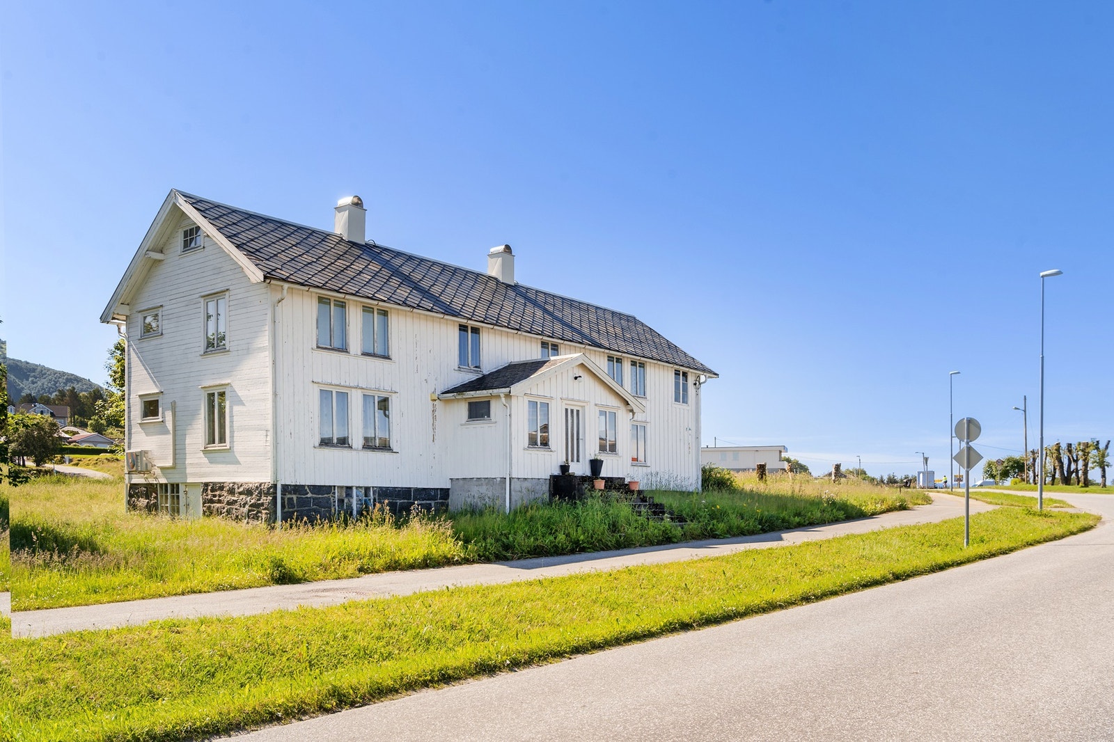 Boligen ble oppført ca 1900-tallet. Boligen har høy alder og det må påregnes omfattende oppgraderinger Galleribilde