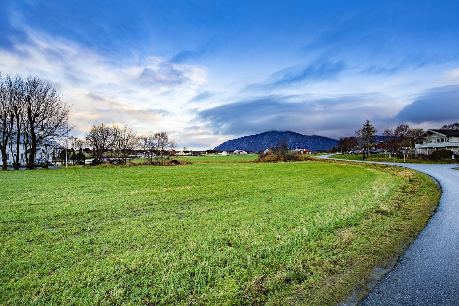 Både bnr 91 og 143 er i dag dyrket mark med grasproduksjon. Hvem som steller og slår gras er ukjent. Galleribilde