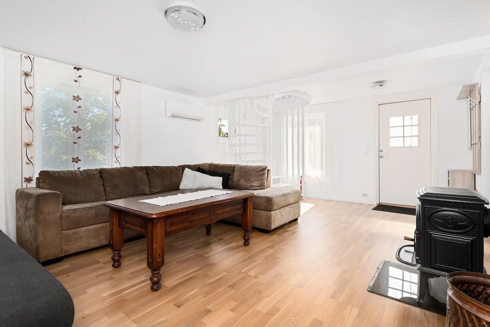 Boligen fremstår med to boenheter/boligdeler, men dette er ikke omsøkt og godkjent hos kommunen. Galleribilde