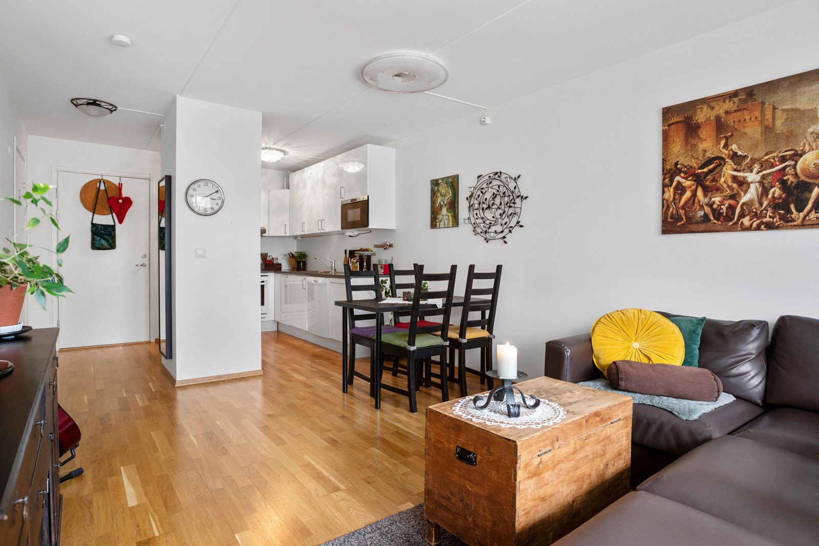 Stue med plass til både spisebord og romslig sofa Galleribilde