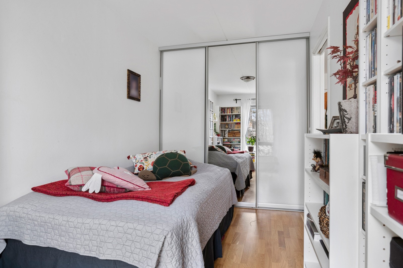 Soverom med skyvedørsgarderobe Galleribilde