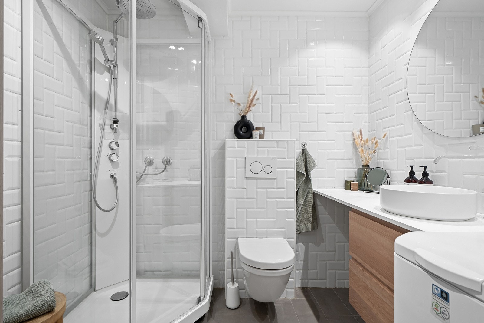 Delikat og flislagt bad med baderomsmøbler fra 2022 Galleribilde