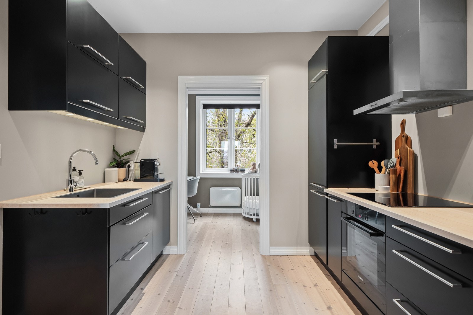 Kjøkkenet gir deg gode arbeidsoverflater og godt med lagringsplass i både over- og underskap Galleribilde