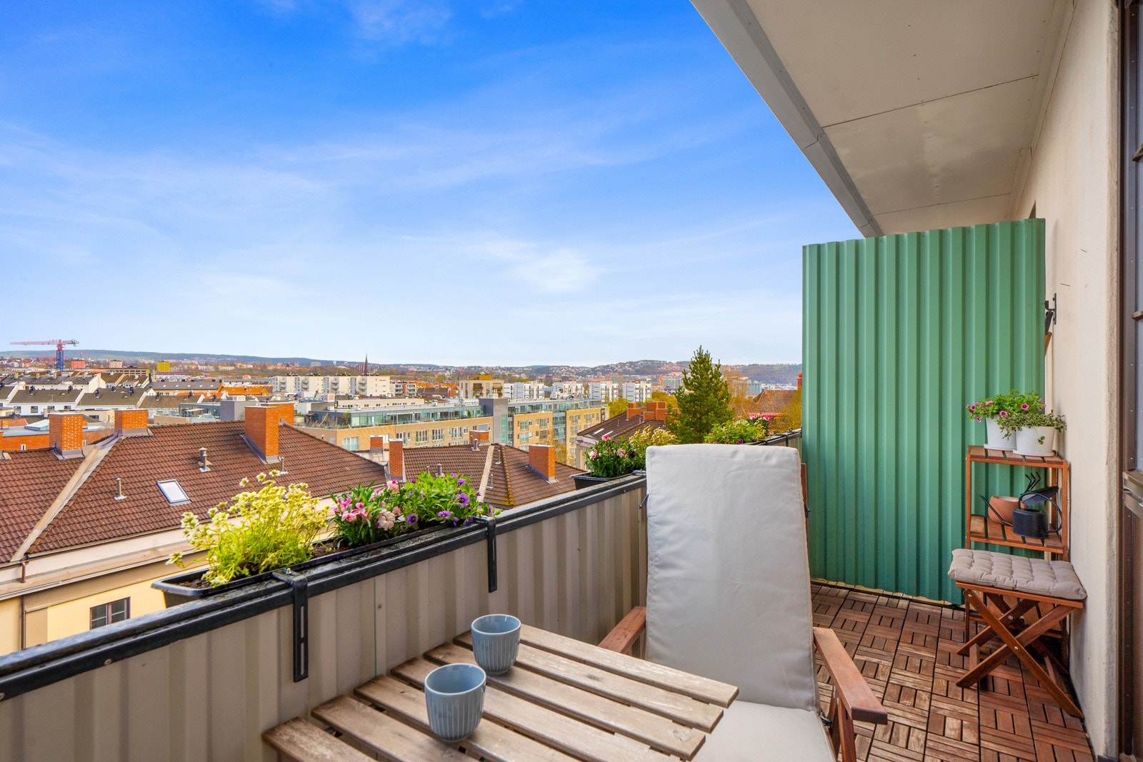 Fra stuen har du utgang til en solrik og lun balkong Galleribilde