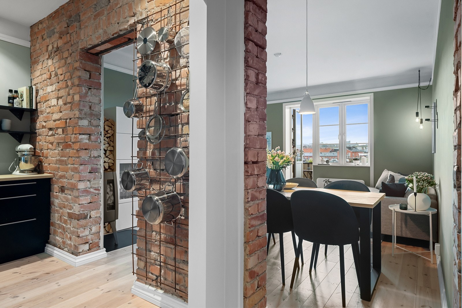 Kjøkkenet ligger i delvis åpen løsning med stuen Galleribilde