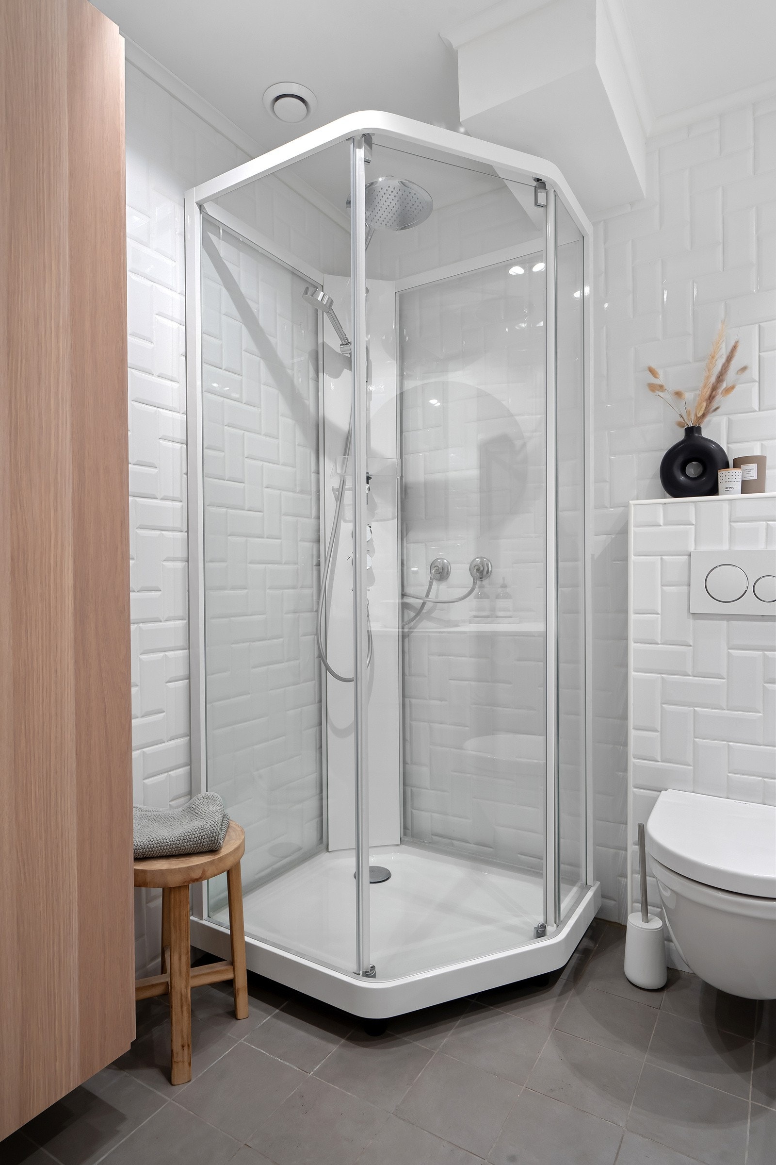 Veggmontert servantinnredning, toalett og dusjkabinett med integrert dusjbatteri samt hånd- og regnfallsdusj Galleribilde