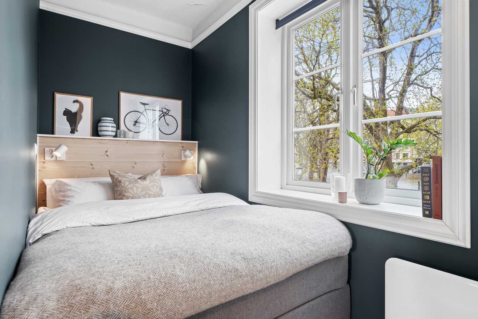 Hovedsoverommet er av den romslige størrelsen, med plassbygd sengegavl i samme materiale som gulvet. Galleribilde