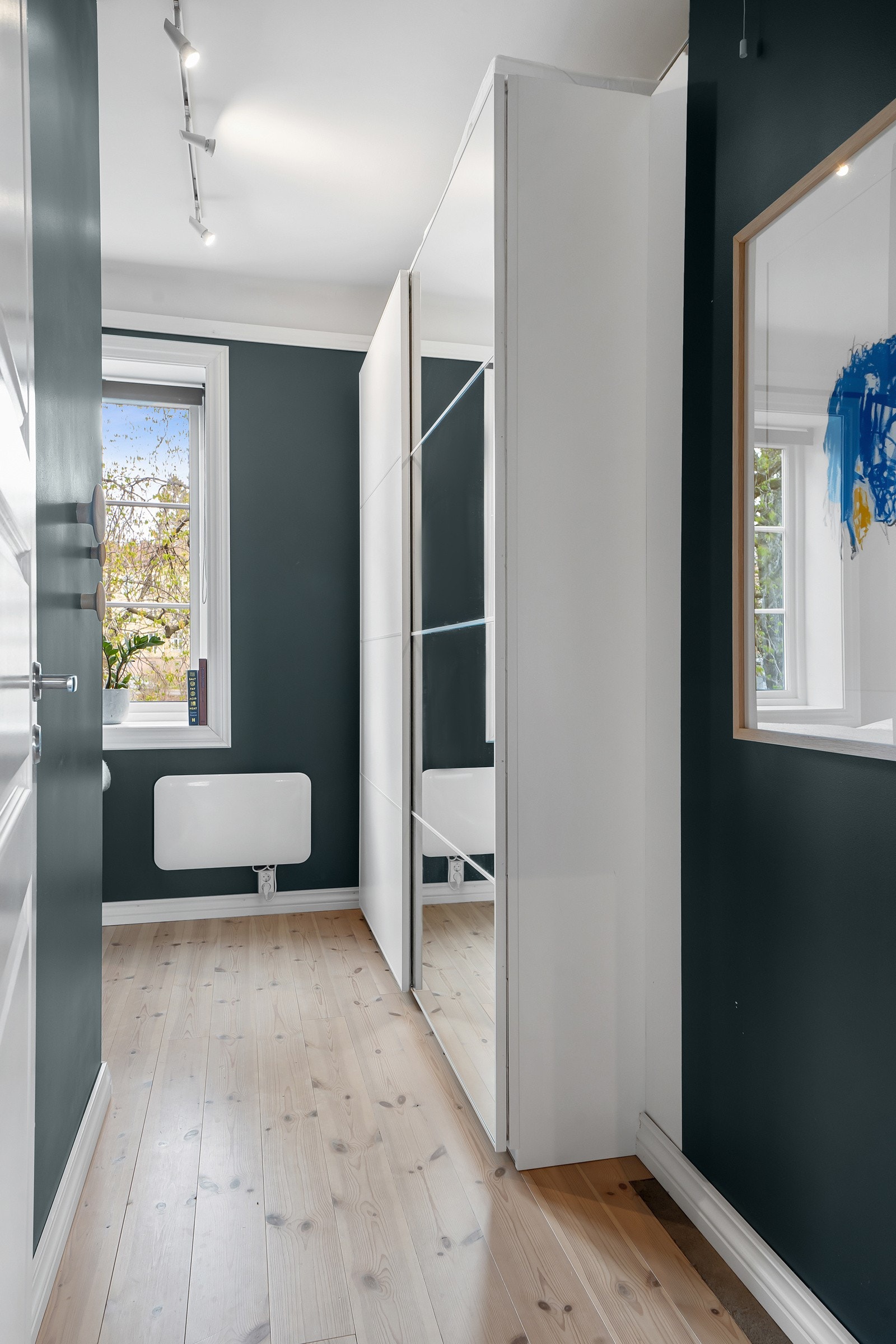 Rikelig med oppbevaringsplass i garderobeskap Galleribilde