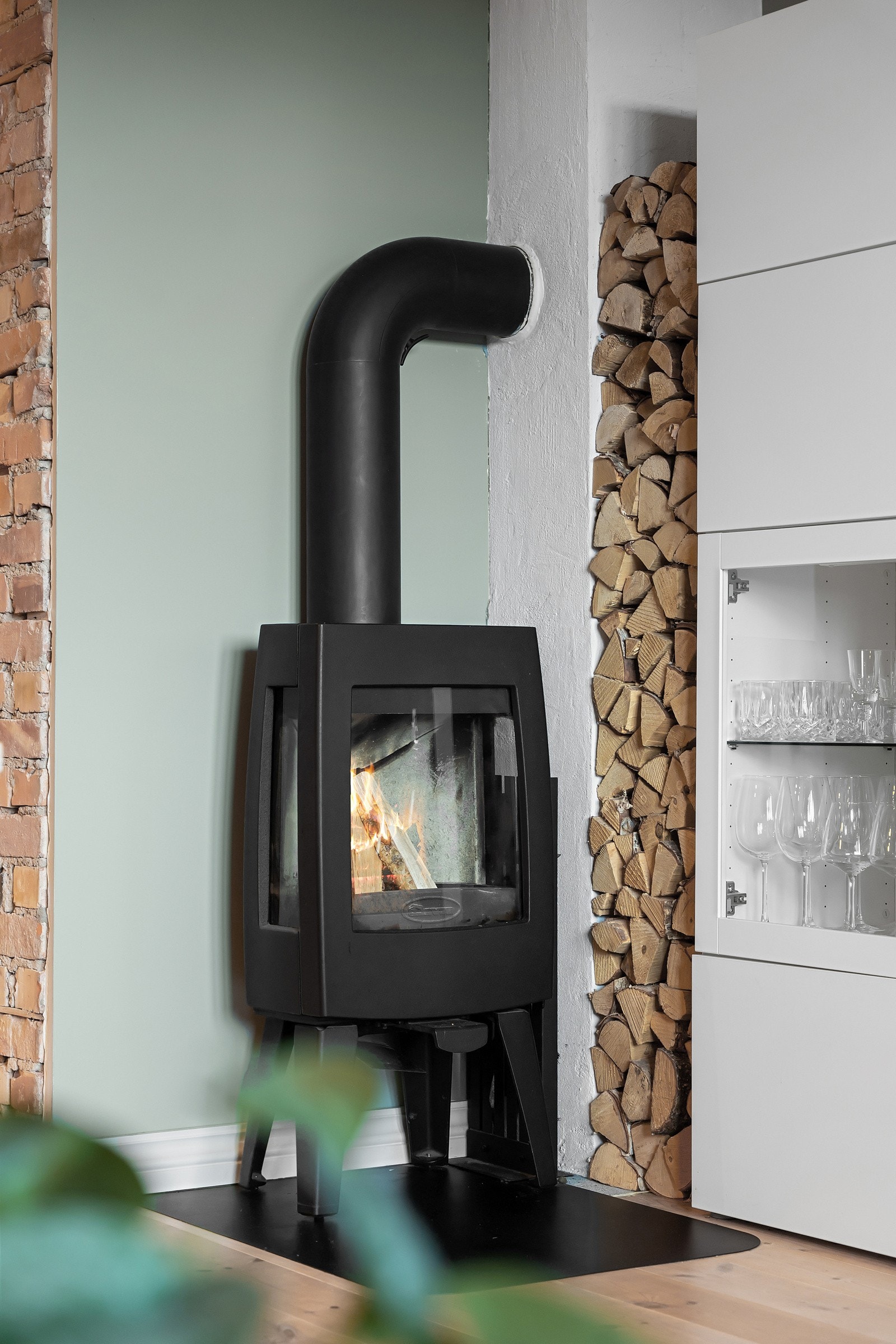 En lekker peisovn tilfører rommet varme og hygge under de kalde månedene om året Galleribilde