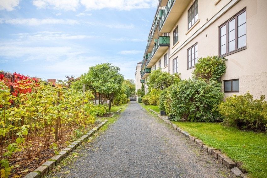 Fellesarealets grønne og fine omgivelser. Fellesområdet har flere hyggelige sittegrupper som kan benyttes av beboerne Galleribilde