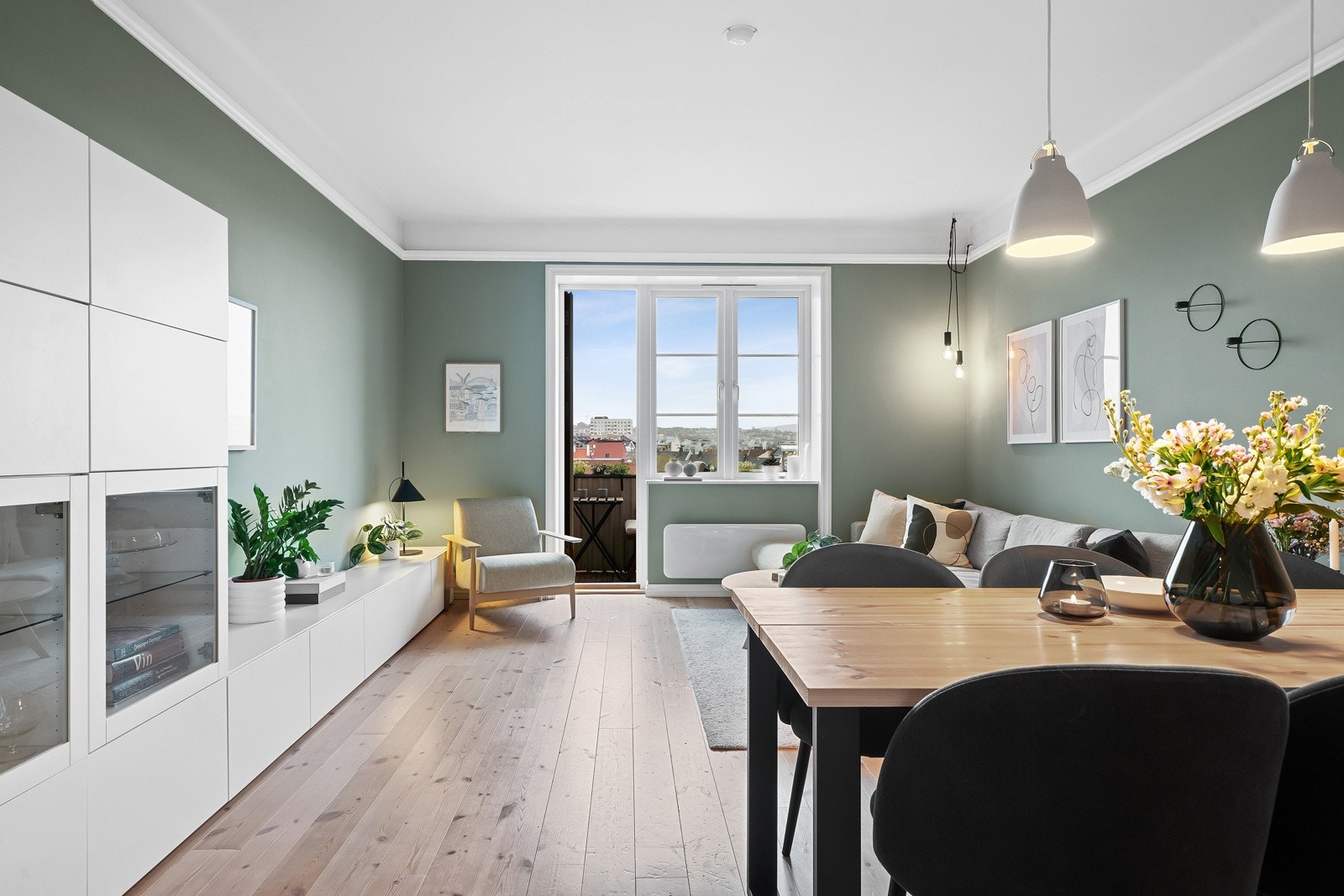 Leiligheten har en god og effektiv planløsning, og ligger på en høyde med fantastisk utsikt over Oslo, samtidig som du bare befinner deg i byggets 3.etasje Galleribilde