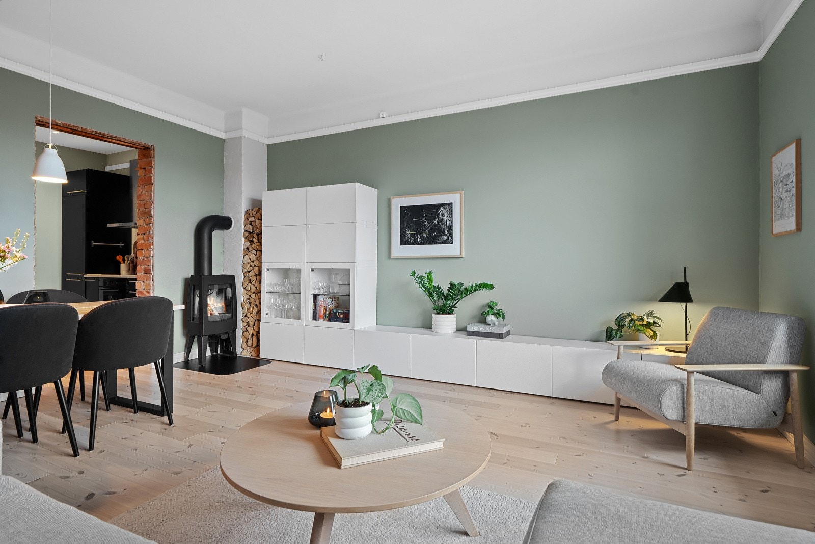 Stuen holder god romslighet, med tilstrekkelig plass for både en behagelig sofagruppe og et stort spisebord Galleribilde