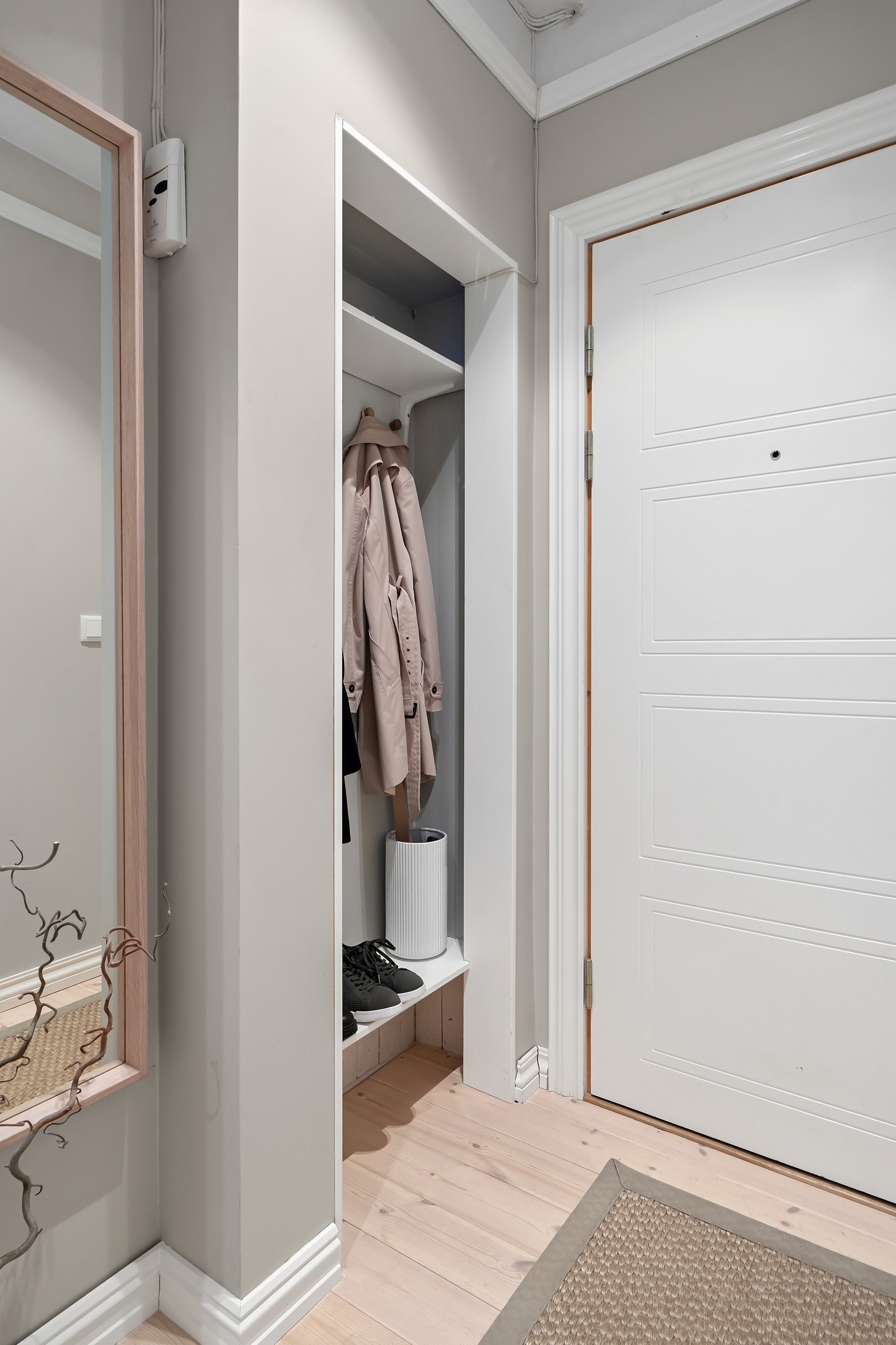 Her får du fin plass til å henge fra deg yttertøy og sko Galleribilde