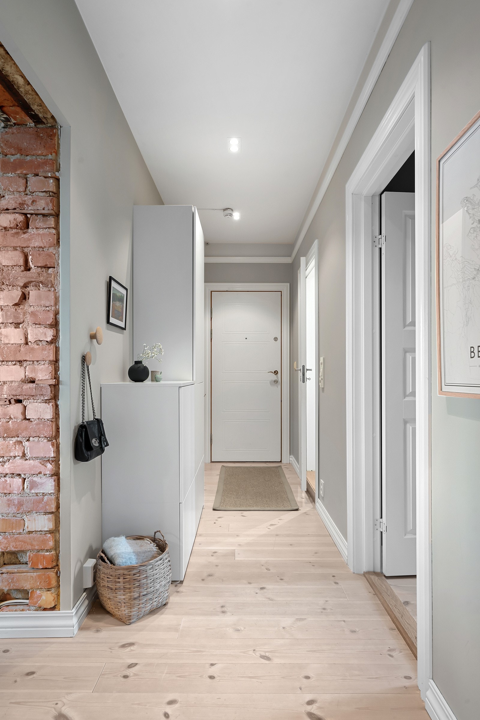Entréen er malt i lyse farger og fremstår som innbydende og gir et godt førsteinntrykk av boligen Galleribilde