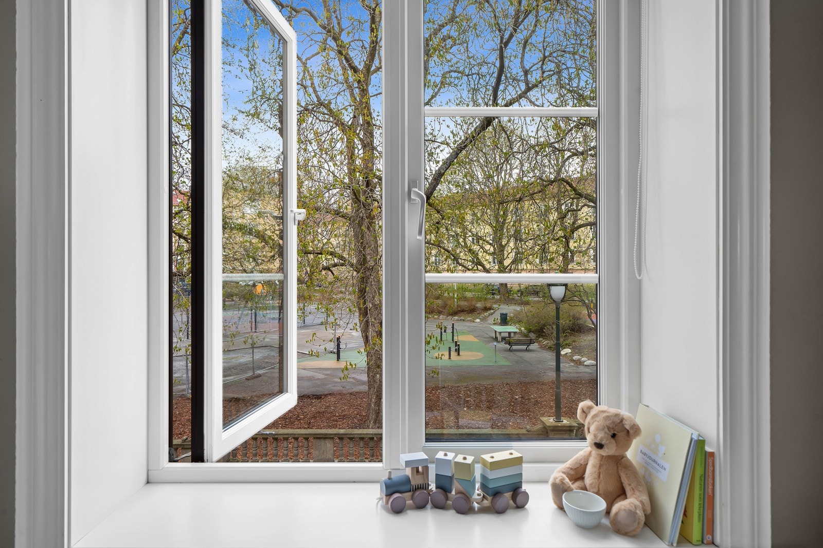 Soverommene vender ut mot en rolig og lite trafikkert vei, med grønt og fint utsyn Galleribilde