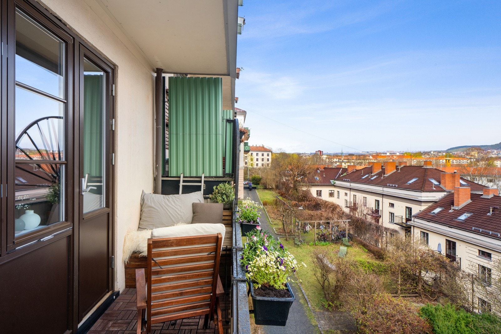 Her har du lite innsyn fra begge sider, perfekt sted til å nyte morgenkaffen Galleribilde