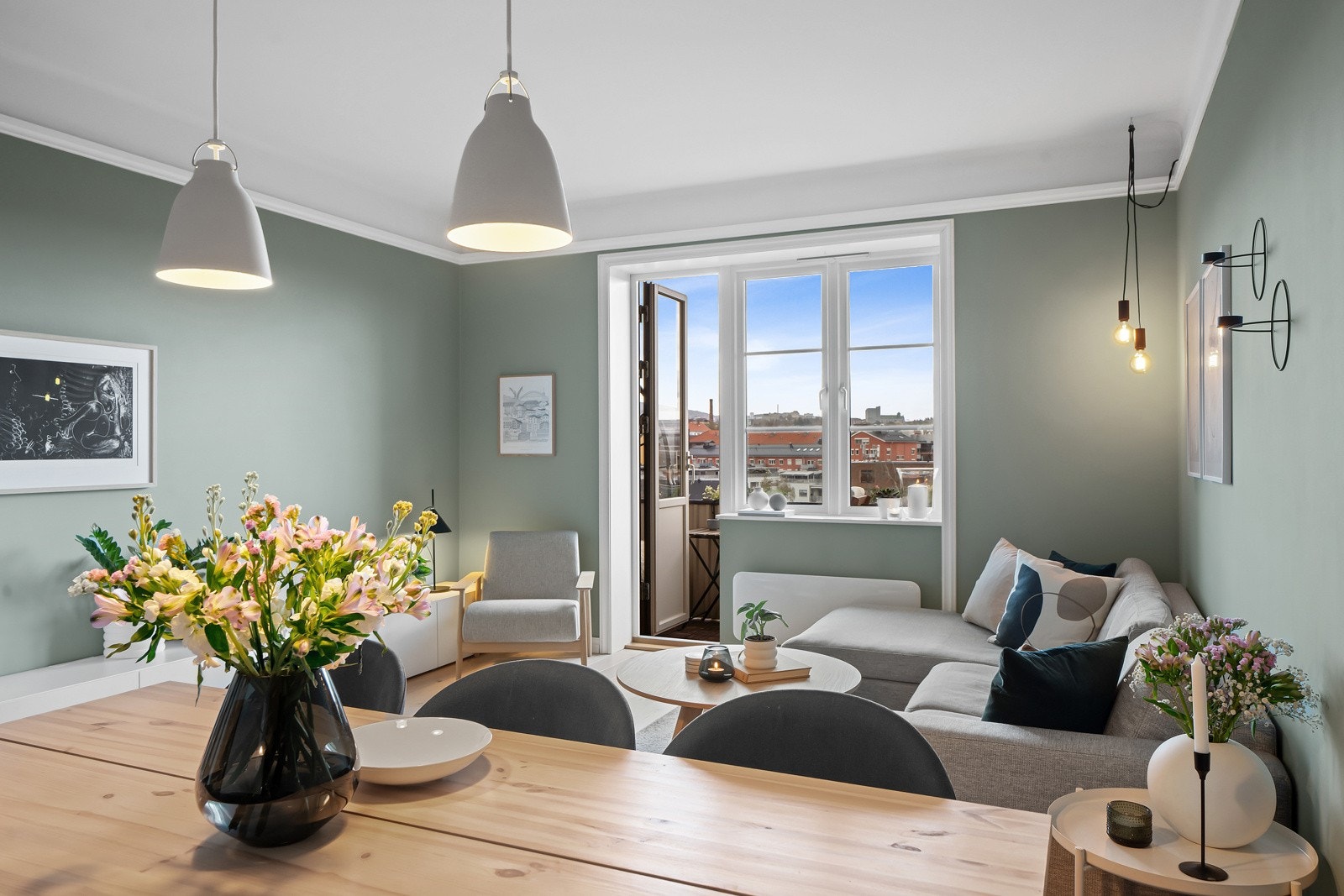 Lys og luftig stue, med vindu som byr på et meget hyggelig utsyn Galleribilde