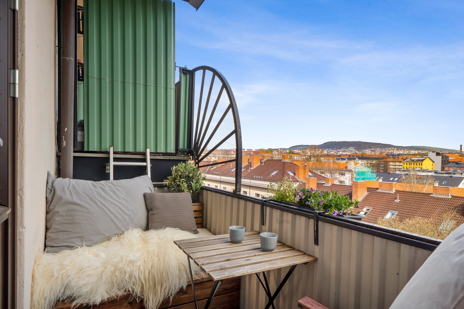 Fra den solrike balkongen på 6 kvm kan du nyte en helt fantastisk utsikt med panoramautsikt over Oslo by Galleribilde