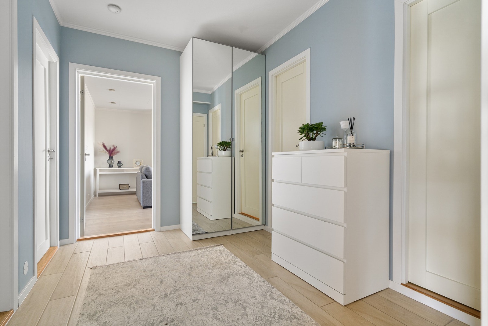 Innbydende entré med flis på gulv. Galleribilde
